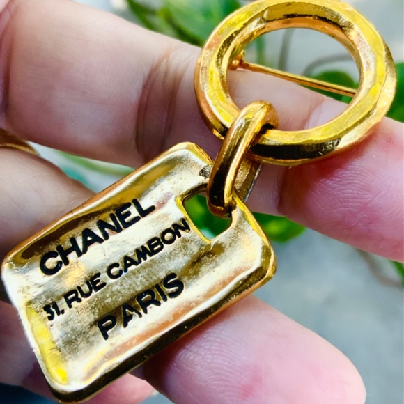CHANEL VINTAGE BROOCH 31 RUE CAMBON CC LOGO TAG PIN Gold Plated - Code 11-33 - Picture 14 of 14